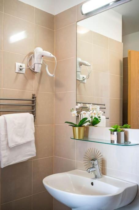 Free Parking! Soho Budapest 304, 4 Ppl, Ac, Fast Wifi, Smart Tv Buitenkant foto