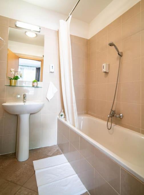 Free Parking! Soho Budapest 304, 4 Ppl, Ac, Fast Wifi, Smart Tv Buitenkant foto